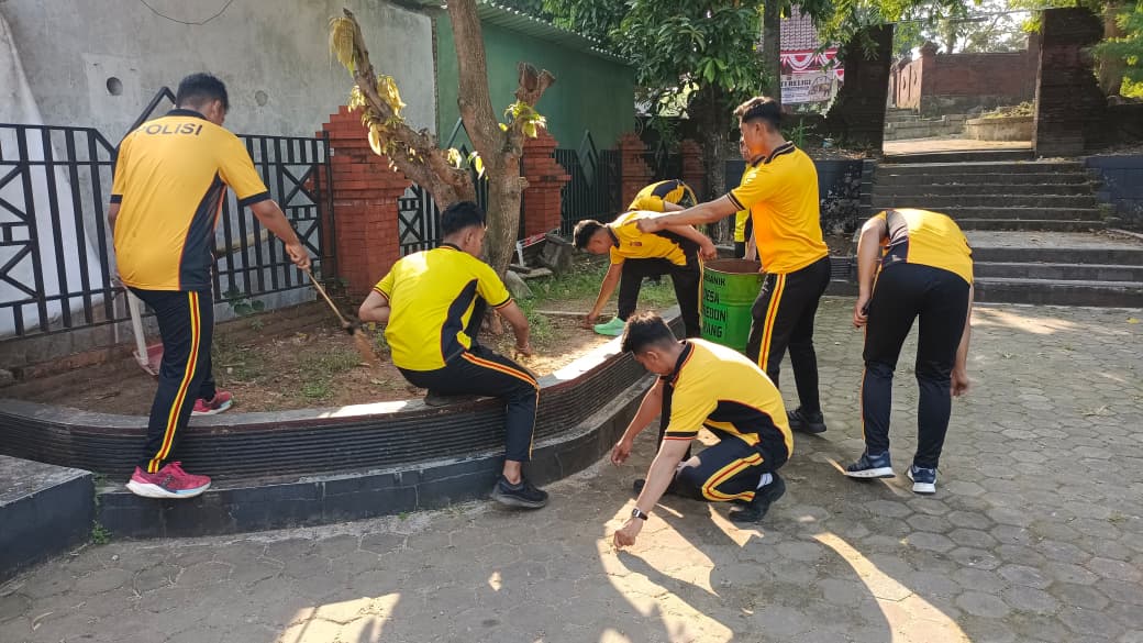 Sambut Hari Bhayangkara Ke-80, Polresta Cirebon Gelar Bakti Religi dan Serahkan Bantuan Peralatan Kebersihan di Makam Keramat Pangeran Cakrabuana