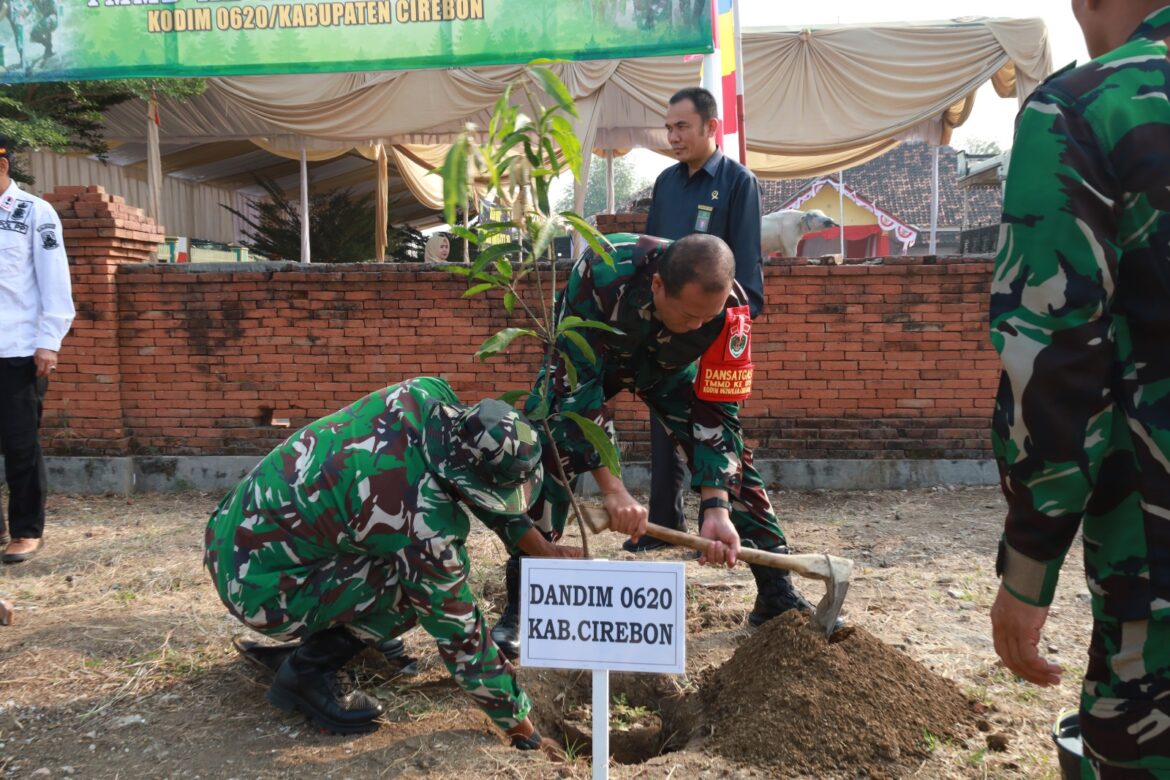 Hijaukan Bumi, Wujudkan ketahanan Lingkungan : Dandim 0620/Kab. Cirebon dan Bupati Cirebon Tanam Pohon Dalam TMMD ke 129
