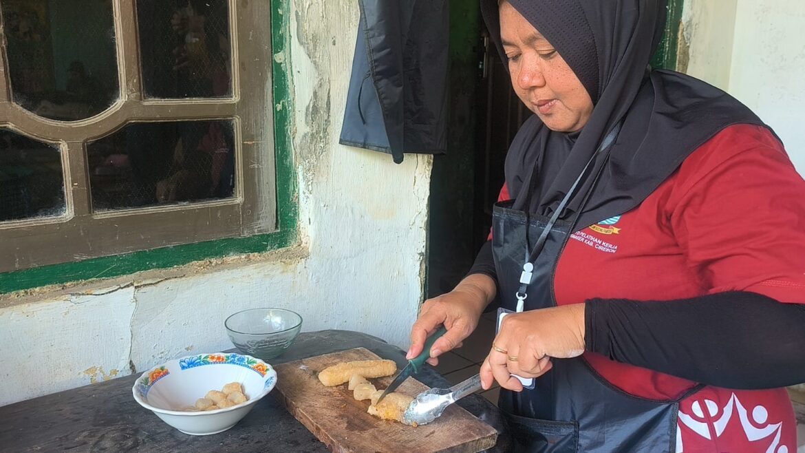 Dari Dapur Menuju Kemandirian: TMMD Ke-129 Kodim 0620/Kab. Cirebon Bekali Ibu-Ibu Desa Luwung Kencana Keterampilan Membuat Pempek