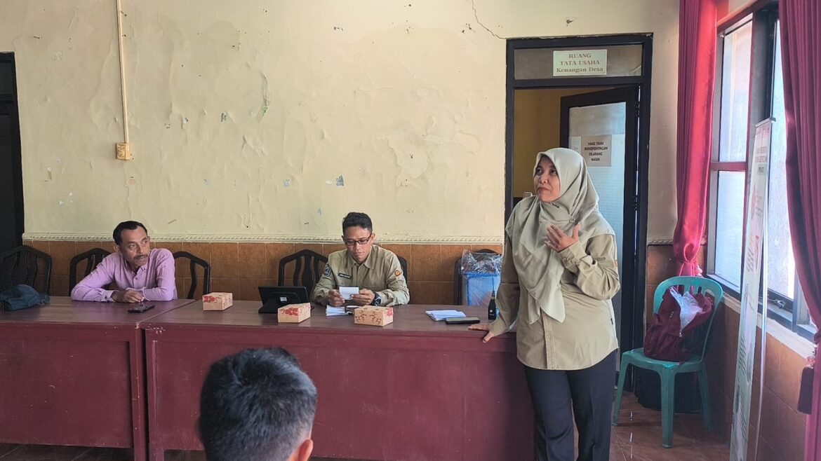 Perkuat Sektor Pertanian Desa, TMMD ke-129 Kodim 0620/Kab. Cirebon Bersama Dinas Pertanian Berikan Pembekalan Pengolahan Lahan Sawah kepada Warga Luwung Kencana