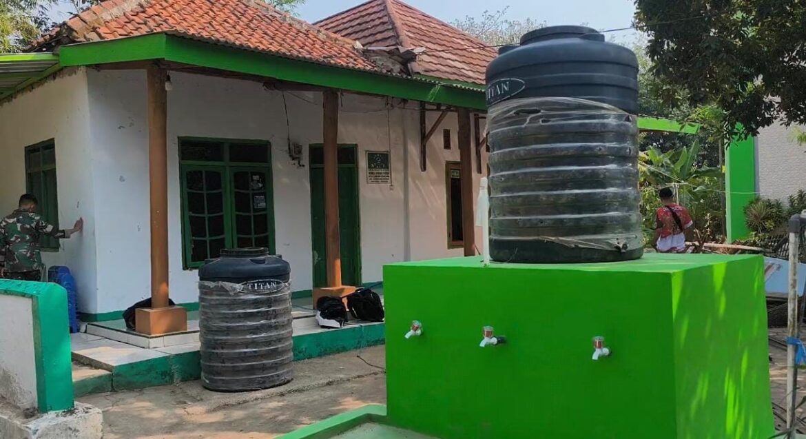 Satu per Satu Tuntas, Pemasangan Torn Air di Mushola As Syuhada Tandai Progres Positif Revitalisasi Air TMMD ke-129 Kodim 0620/Kab. Cirebon