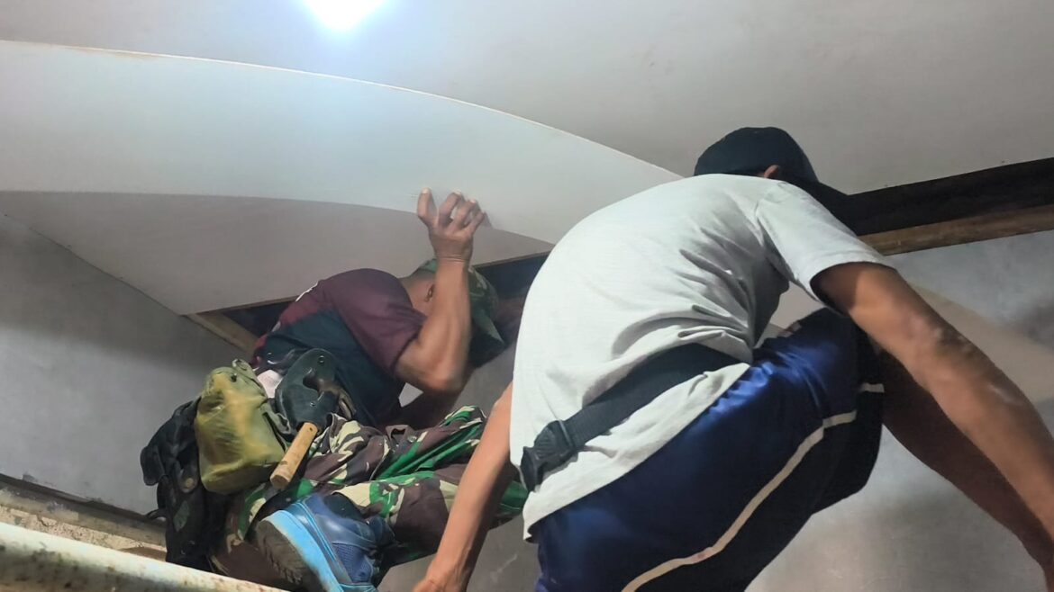Rumah Semakin Nyaman, Satgas TMMD ke-129 Kodim 0620/Kab. Cirebon Tuntaskan Tahap Pemasangan Plafon RTLH Ibu Wartiyem