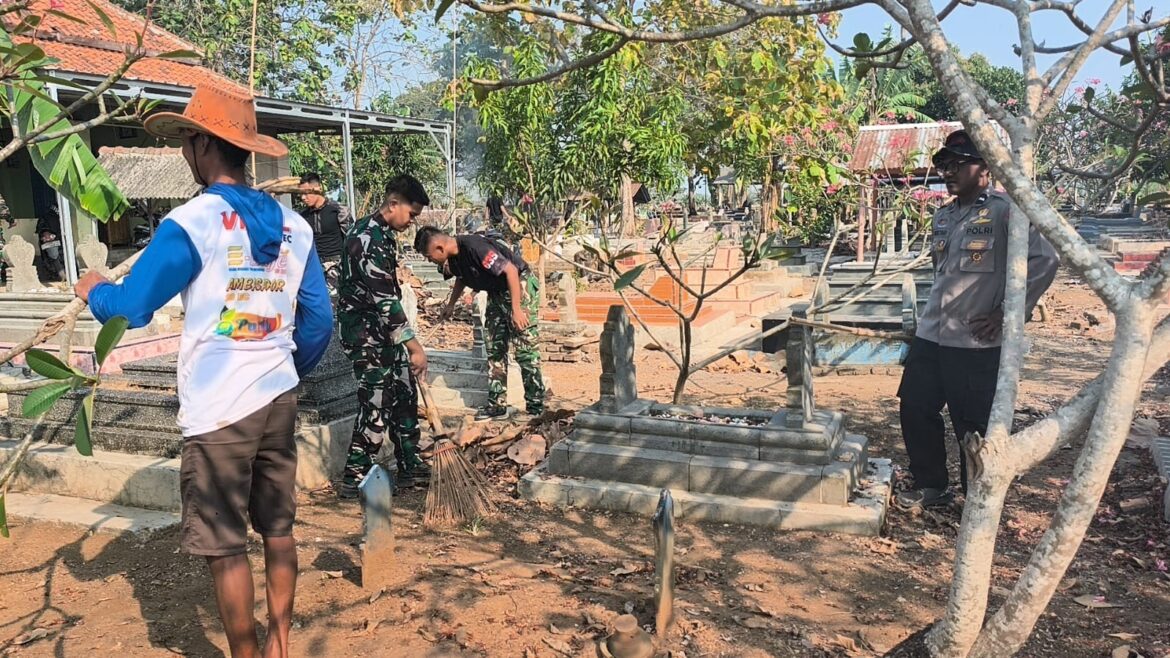 Perkuat Kemanunggalan TNI dan Rakyat, Satgas TMMD ke-129 Gelar Karya Bakti di TPU Desa Luwung Kencana