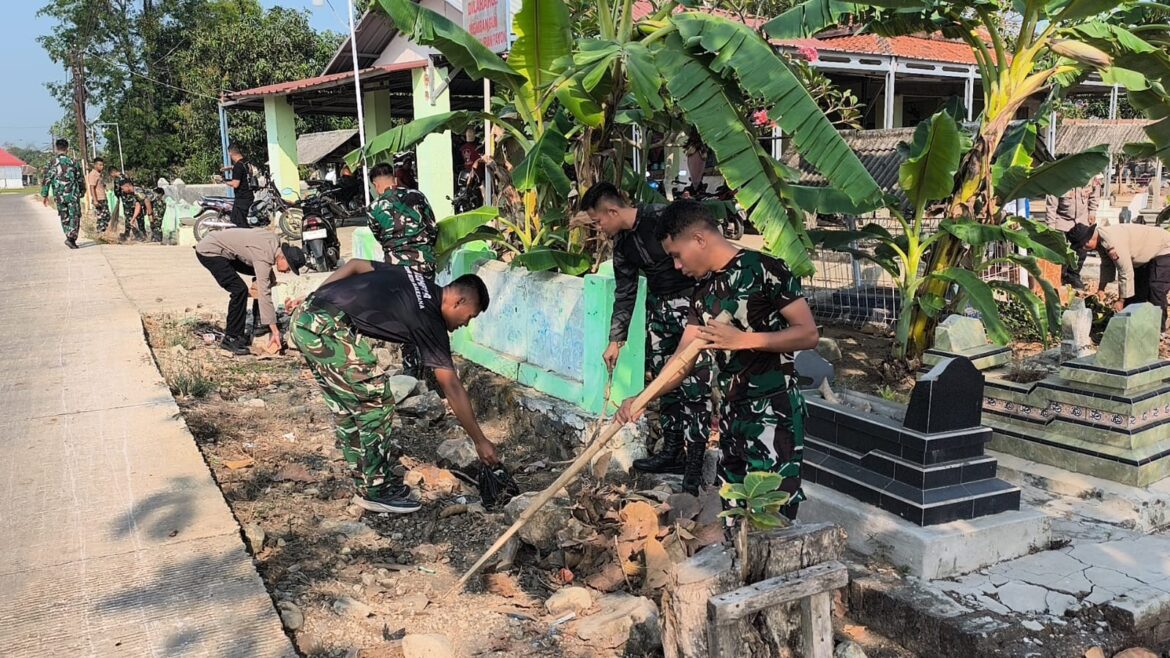 Satgas TMMD ke-129 Kodim 0620/Kab. Cirebon Gelar Karya Bakti Bersihkan TPU Desa Luwung Kencana