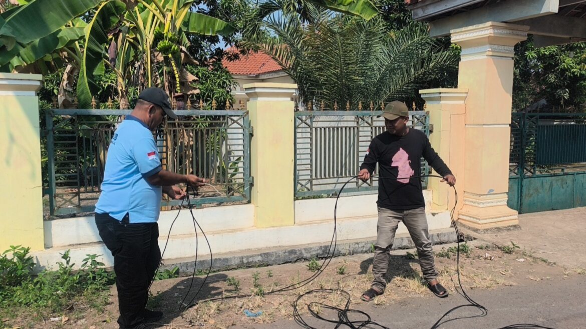 Sinergi TNI dan Dishub, TMMD ke-129 Hadirkan Penerangan Jalan Umum di Desa Luwung Kencana