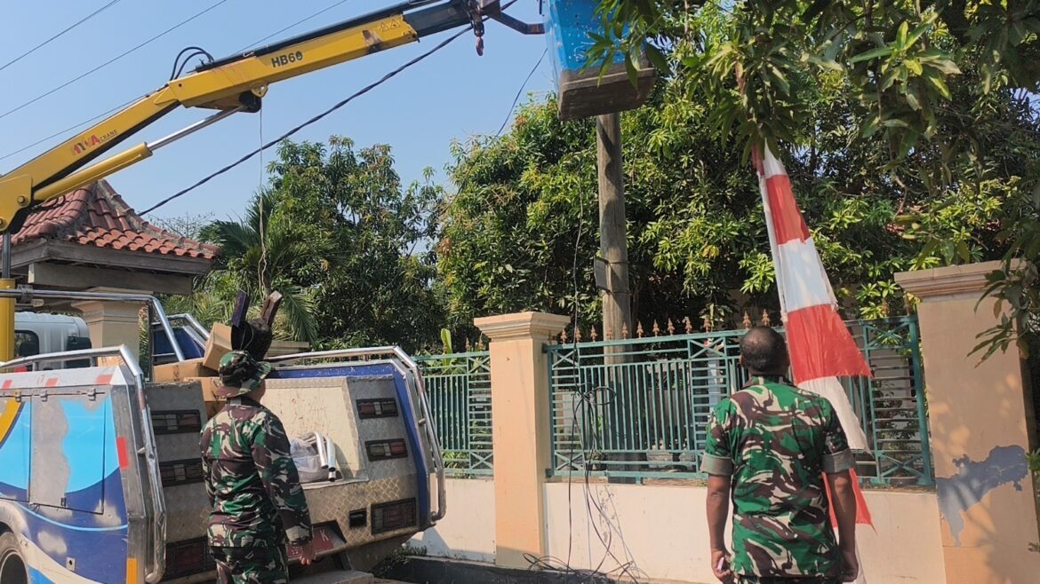 TMMD ke-129 Kodim 0620/Kab. Cirebon Hadirkan Penerangan Jalan Umum bagi Masyarakat Desa Luwung Kencana