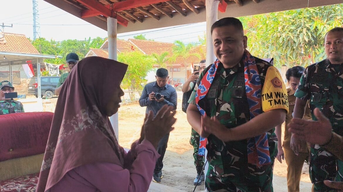 Pastikan Program Berjalan Optimal, Brigjen TNI Yohanes Toar Pioh Cek Pelaksanaan TMMD ke-129 di Desa Luwung Kencana